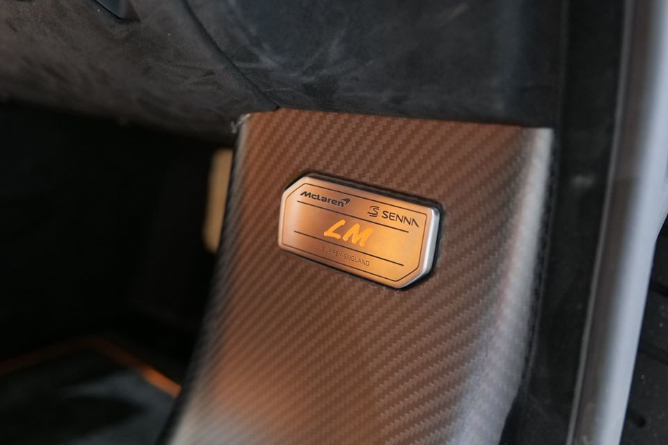 Một tấm huy hiệu để cho biết đ&acirc;y l&agrave; phi&ecirc;n bản McLaren Senna LeMans chỉ sản xuất 20 xe tr&ecirc;n to&agrave;n thế giới.