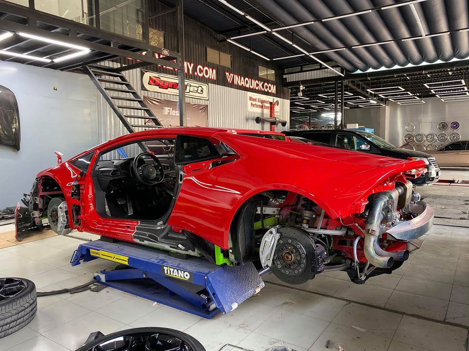 Chiếc siêu xe Lamborghini Huracan LP610-4 màu đỏ lúc mới sơn, có thể thấy khung xe màu xanh cốm Chiếc siêu xe Lamborghini Huracan LP610-4 màu đỏ lúc mới sơn, có thể thấy khung xe màu xanh cốm