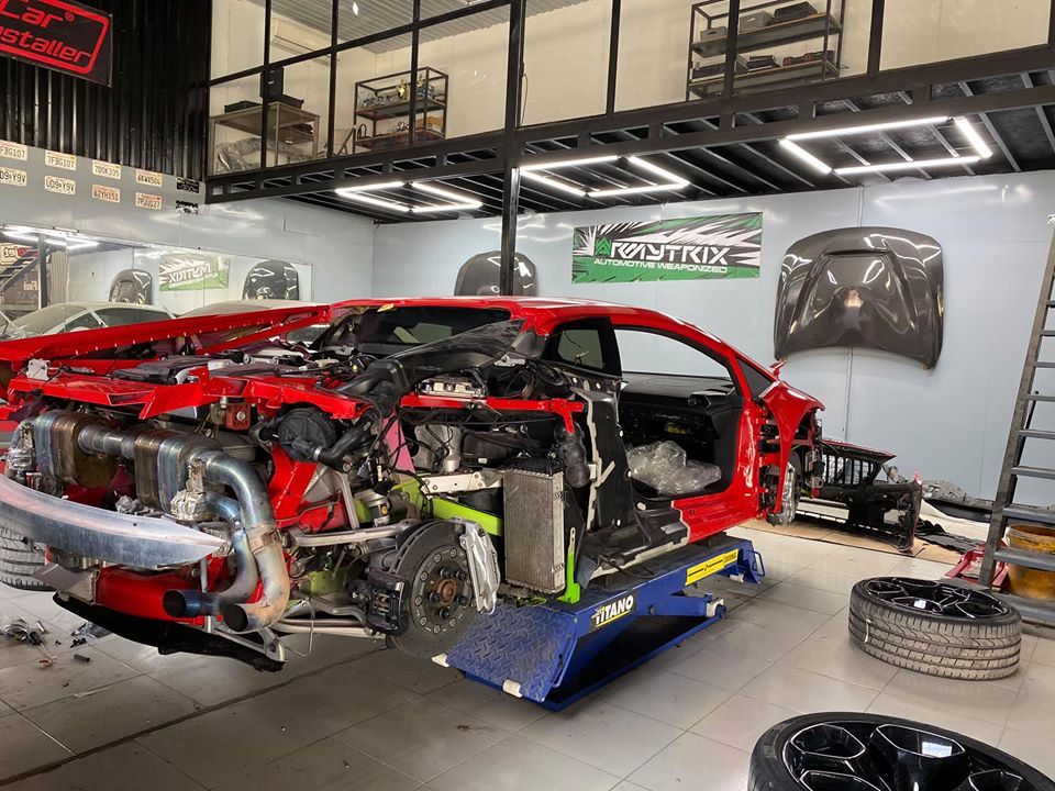 Chiếc siêu xe Lamborghini Huracan LP610-4 được tháo toàn bộ dàn áo của xe và nội thất để thợ Việt thay áo bằng cách sơn trực tiếp Chiếc siêu xe Lamborghini Huracan LP610-4 được tháo toàn bộ dàn áo của xe và nội thất để thợ Việt thay áo bằng cách sơn trực tiếp