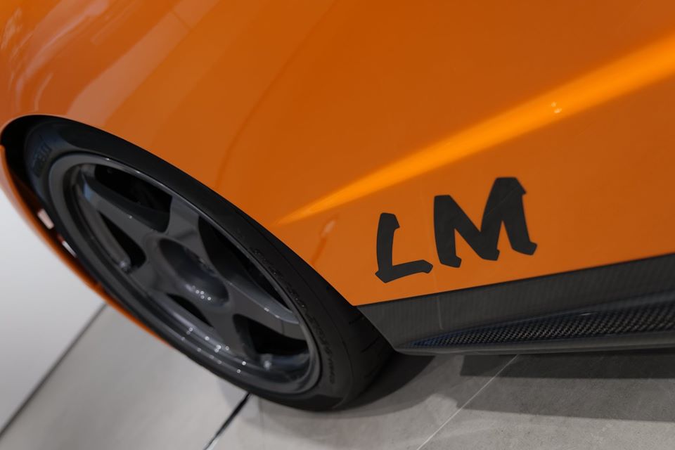 Hay b&ecirc;n h&ocirc;ng sườn xe như dấu hiệu nhận biết so với McLaren Senna ti&ecirc;u chuẩn v&agrave; McLaren Senna GTR. Ngo&agrave;i ra c&ograve;n phải kể đến xe c&oacute; nhiều chi tiết thiết kế kh&aacute;c biệt từ đ&egrave;n pha, cản va trước/sau, ốp sườn, m&acirc;m hay hốc gi&oacute; tr&ecirc;n v&ograve;m b&aacute;nh xe.
