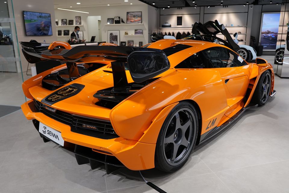 Hiện kh&ocirc;ng r&otilde; chiếc si&ecirc;u xe McLaren Senna LeMans duy nhất đến Hồng K&ocirc;ng sẽ c&oacute; gi&aacute; b&aacute;n bao nhi&ecirc;u, chỉ biết rằng, mức gi&aacute; chưa thuế của xe khi về đến đ&acirc;y l&agrave; 13 triệu đ&ocirc; la HKD, tương đương hơn 38 tỷ đồng.