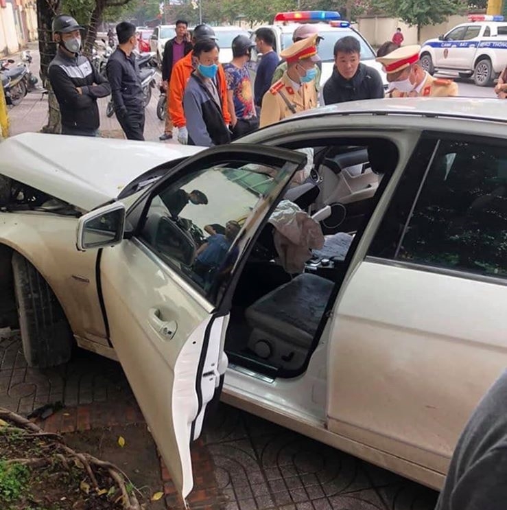 Lực lượng chức năng đang kiểm tra chiếc Mercedes-Benz C-Class Lực lượng chức năng đang kiểm tra chiếc Mercedes-Benz C-Class