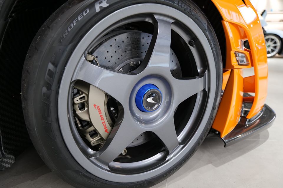 McLaren Senna LM c&ograve;n sở hữu bộ m&acirc;m 5 chấu đơn si&ecirc;u nhẹ với thiết kế giống c&aacute;c mẫu xe đua ở giải LeMans của Ph&aacute;p hay tr&ecirc;n mẫu xe huyền thoại của h&atilde;ng l&agrave; McLaren F1 GTR.