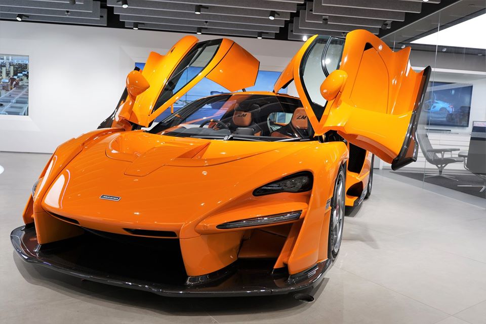 McLaren Senna l&agrave; d&ograve;ng si&ecirc;u xe đỉnh cao tiếp theo của chiếc McLaren P1 với số lượng xe được sản xuất tr&ecirc;n to&agrave;n thế giới chỉ giới hạn ở con số 500 chiếc. Kh&aacute; th&uacute; vị l&agrave; 1 trong 500 chiếc si&ecirc;u xe McLaren Senna sẽ sớm c&oacute; mặt ở Việt Nam. C&ograve;n với c&aacute;c đại gia ở Hồng K&ocirc;ng, khu vực hành chính đặc bi&ecirc;̣t của Trung Qu&ocirc;́c đ&atilde; sở hữu cho m&igrave;nh đến 7 chiếc McLaren Senna. V&igrave; thế, họ t&igrave;m đến những chiếc xe đặc biệt hơn để mua v&agrave; McLaren Senna LeMans l&agrave; một trong những c&aacute;i t&ecirc;n nổi bật.