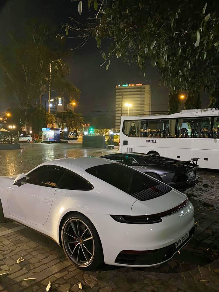 Lamborghini Aventador LP700-4 độ Novitec c&ugrave;ng Porsche 911 Carrera S tại Gia Lai