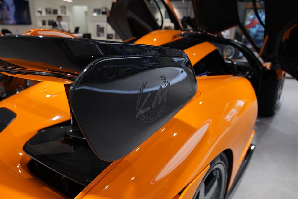 Những chiếc McLaren Senna LM thực chất l&agrave; phi&ecirc;n bản đặc biệt hơn của McLaren Senna hay l&agrave; bản hợp ph&aacute;p chạy tr&ecirc;n đường phố của McLaren Senna GTR. Một số điểm nhấn b&ecirc;n ngo&agrave;i của si&ecirc;u xe McLaren Senna phi&ecirc;n bản LeMans bao gồm k&yacute; hiệu LM b&ecirc;n h&ocirc;ng c&aacute;nh gi&oacute; đu&ocirc;i bằng carbon khổng lồ.
