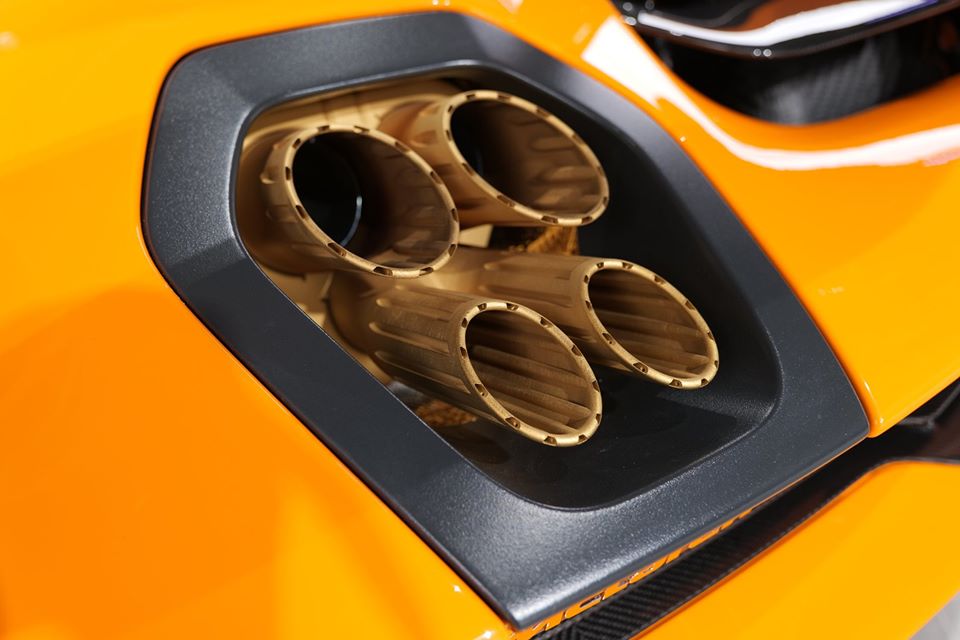 McLaren Senna LM c&oacute; thời gian tăng tốc từ vị tr&iacute; xuất ph&aacute;t l&ecirc;n 100 km/h chỉ trong v&ograve;ng 2,8 gi&acirc;y. C&aacute;c ống xả của McLaren Senna phi&ecirc;n bản LeMans đều được mạ v&agrave;ng 24k.
