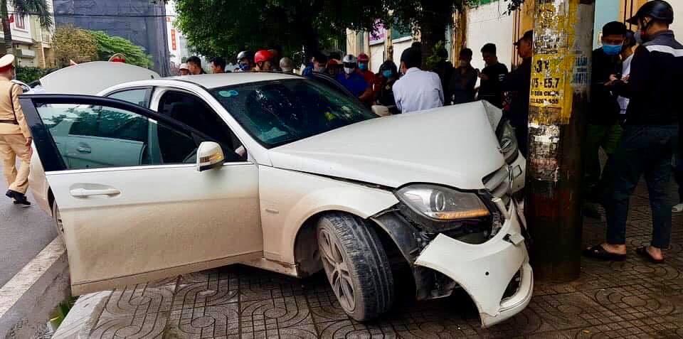 Hiện trường vụ tai nạn xe Mercedes-Benz C-Class bỏ chạy cảnh sát giao thông rồi gặp nạn Hiện trường vụ tai nạn xe Mercedes-Benz C-Class bỏ chạy cảnh sát giao thông rồi gặp nạn