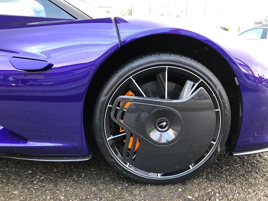 Ở trên McLaren Speedtail, hãng siêu xe Anh quốc trang bị cho xe bộ mâm đúc bằng hợp kim siêu nhẹ với thiết kế đa chấu theo hình cánh quạt. Ở phía trước, bộ mâm này sẽ được trang bị thêm bộ che khí được làm bằng sợi carbon. Trước đây, kiểu thiết kế này được sử dụng trên xe đua Công thức 1 cũng như nhiều loại xe đua LM, GTE khác. Ở trên McLaren Speedtail, hãng siêu xe Anh quốc trang bị cho xe bộ mâm đúc bằng hợp kim siêu nhẹ với thiết kế đa chấu theo hình cánh quạt. Ở phía trước, bộ mâm này sẽ được trang bị thêm bộ che khí được làm bằng sợi carbon. Trước đây, kiểu thiết kế này được sử dụng trên xe đua Công thức 1 cũng như nhiều loại xe đua LM, GTE khác.