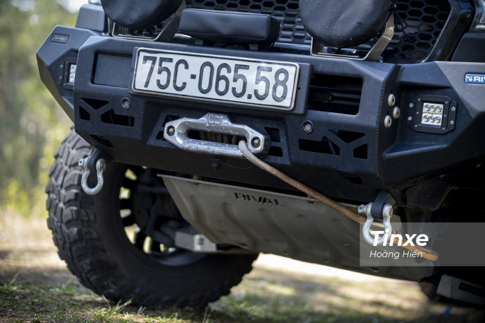 Cản trước bảo vệ xe cùng bộ tời Rival là trang bị để chiếc xe của anh có thể yên tâm tham gia những chuyến offroad trên cát.