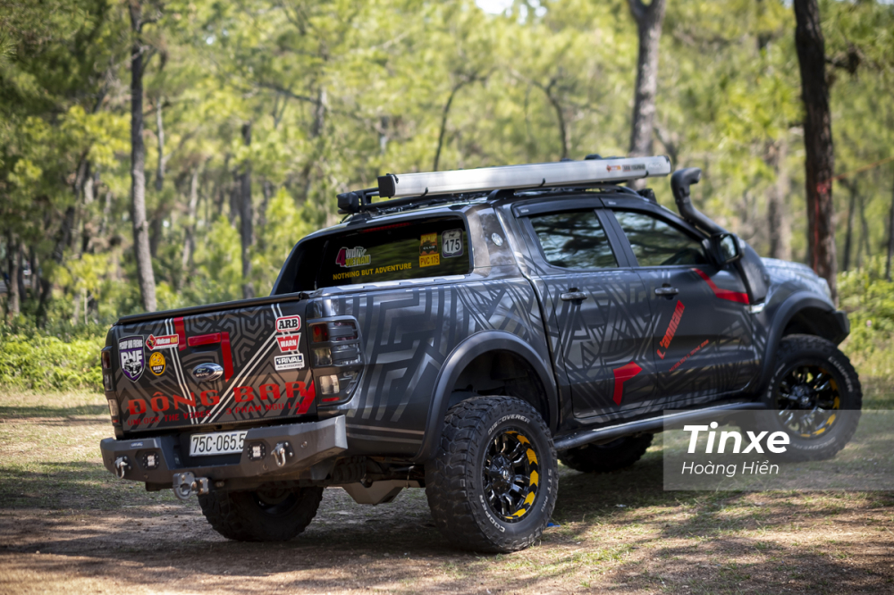 Chiếc xe Ford Ranger Wildtrak 3.2L của anh Hưng Phùng vừa có thể chạy hàng ngày trên đường nhựa, vừa có thể theo anh trong những chuyến đi chơi cùng gia đình, bạn bè và vẫn đủ khả năng để anh có thể thoả mãn đam mê offroad trên cát của mình.