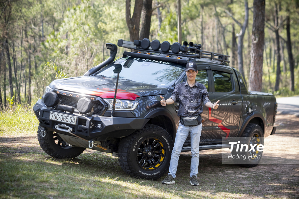Anh Hưng Phùng - một cựu sinh viên Toán - Tin rất tự hào với chiếc xe Ford Ranger Wildtrak 3.2L độ của mình.