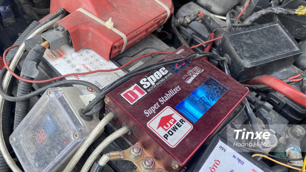 Hàng loạt ECU kiểm soát hệ thống điện được anh bố trí ngay bên dưới nắp capo.