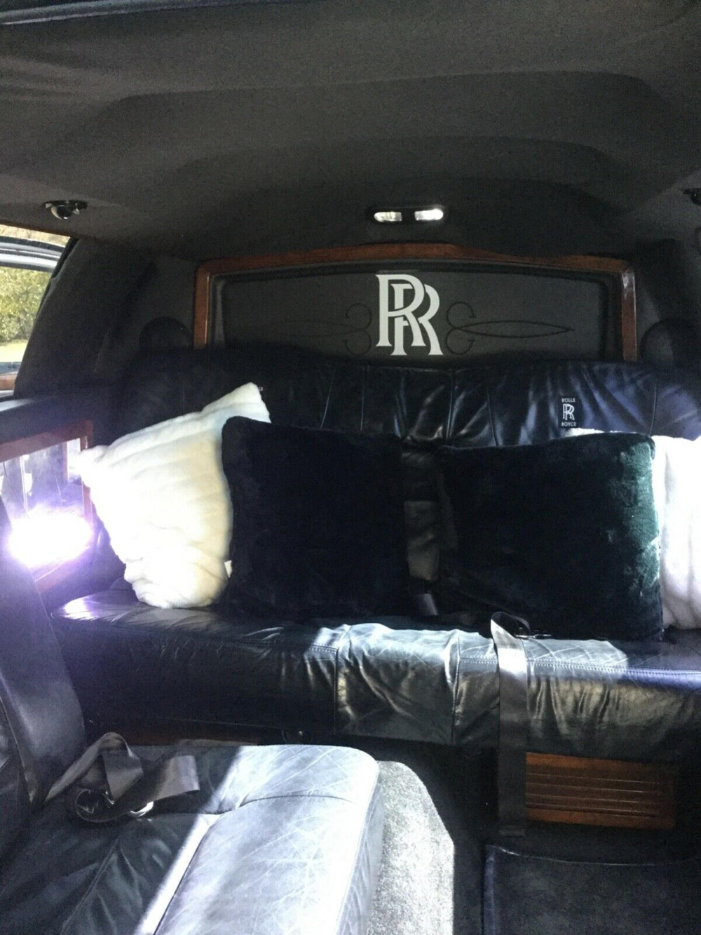 Nội thất bên trong xe có đủ tiện nghi mong đợi từ một chiếc limousine