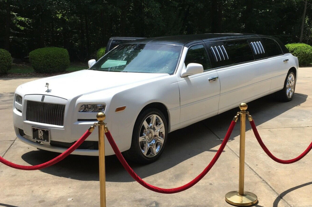 Khó ai có thể nhận ra đây là một chiếc limousine Rolls-Royce Ghost giả mạo