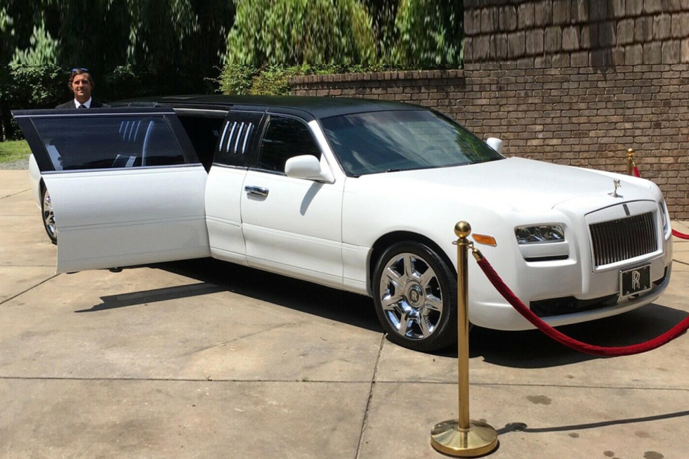 Bên cạnh việc được rao bán hẳn, chiếc xe này còn có thể được thuê với giá 500 USD/giờ