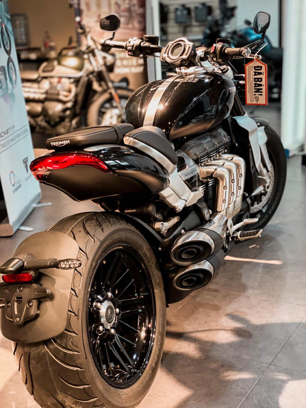 Cặp v&agrave;nh lốp ho&agrave;nh tr&aacute;ng nguy&ecirc;n bản tr&ecirc;n Triumph Rocket III
