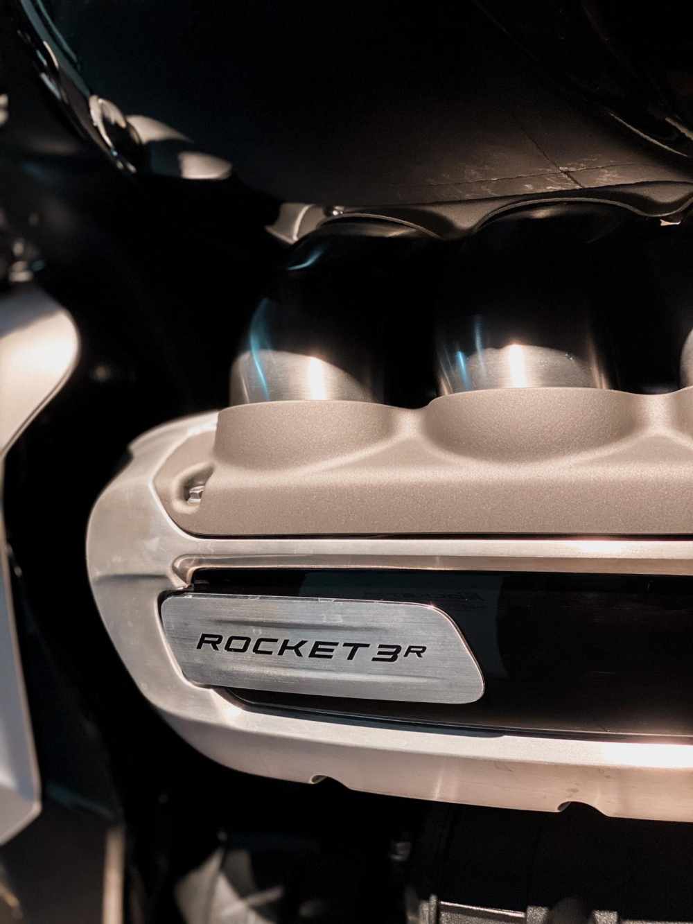 Triumph Rocket III R c&ograve;n sở hữu nhiều g&oacute;i đồ độ ch&iacute;nh h&atilde;ng đỉnh cao