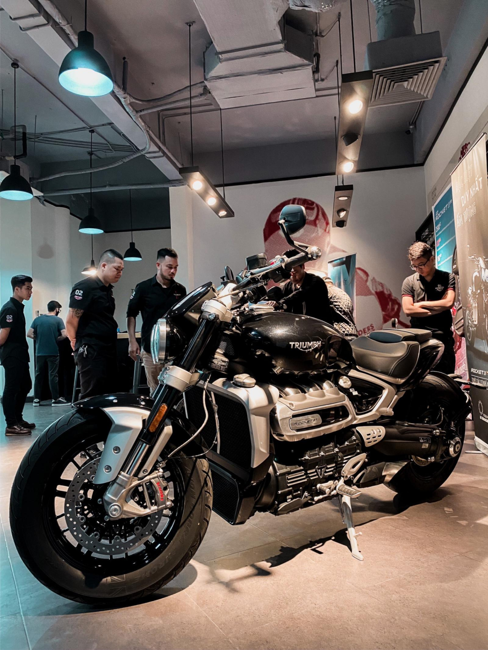 Triumph Rocket III R c&oacute; mặt tại showroom ở Việt Nam