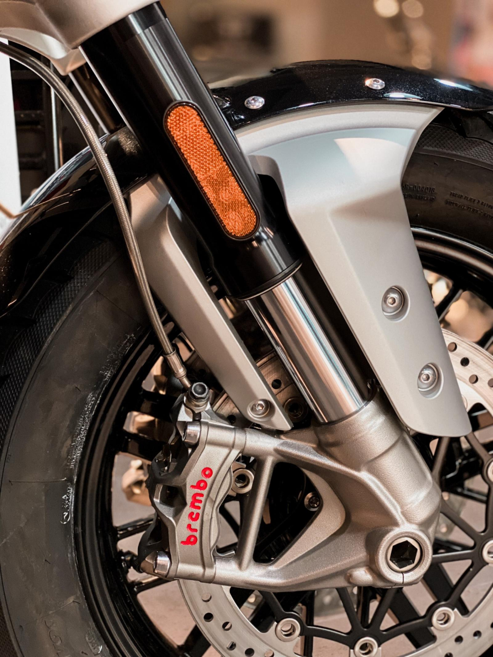Phuộc Showa, phanh Brembo l&agrave; trang bị ti&ecirc;u chuẩn tr&ecirc;n Triumph Rocket III