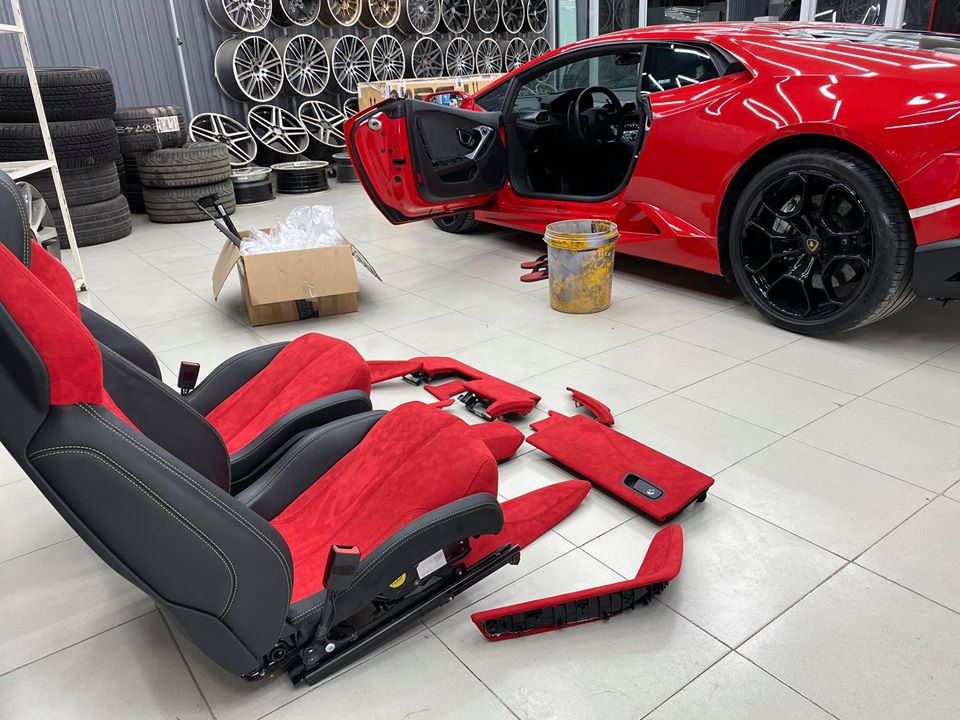 Chiếc si&ecirc;u xe Lamborghini Huracan LP610-4 m&agrave;u đỏ c&ugrave;ng bộ ghế ngồi v&agrave; c&aacute;c chi tiết ở nội thất bọc da Alcantara m&agrave;u đỏ