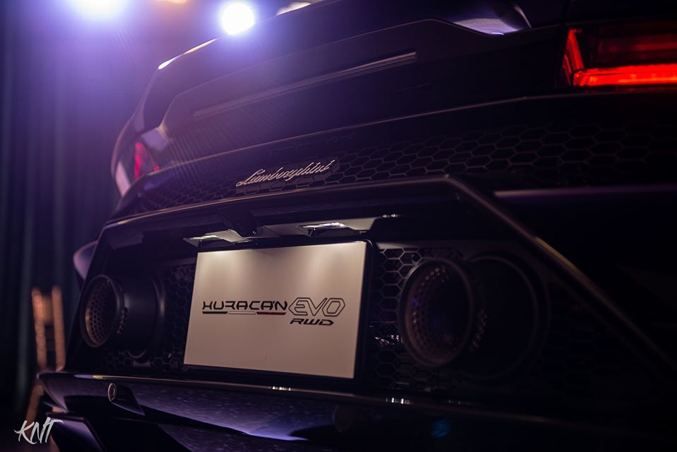 Ở đu&ocirc;i xe, chỉ c&oacute; đ&uacute;ng phần khuếch t&aacute;n được l&agrave;m kh&aacute;c đi so với phi&ecirc;n bản Lamborghini Huracan EVO hai cầu. Những chi tiết kh&aacute;c như c&aacute;nh gi&oacute; t&iacute;ch hợp, lưới tho&aacute;t nhiệt, vị tr&iacute; đặt ống xả đều được giữ nguy&ecirc;n.