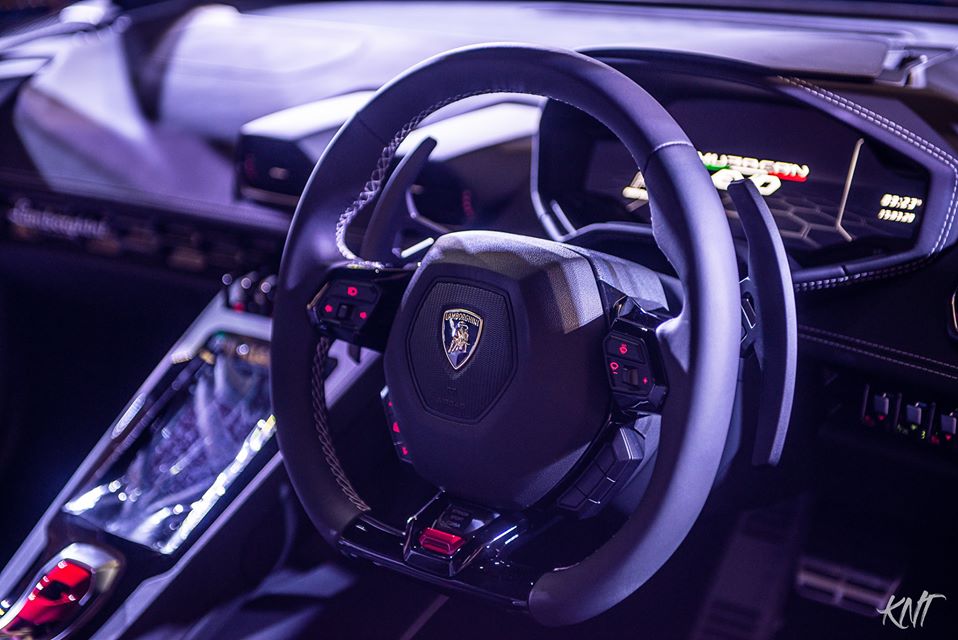 Cụ thể, si&ecirc;u xe Lamborghini Huracan EVO bản dẫn động cầu sau chỉ c&oacute; c&ocirc;ng suất cực đại 610 m&atilde; lực, ngang với Lamborghini Huracan LP610-4 trước đ&acirc;y hay yếu hơn Lamborghini Huracan EVO đến 30 m&atilde; lực.
