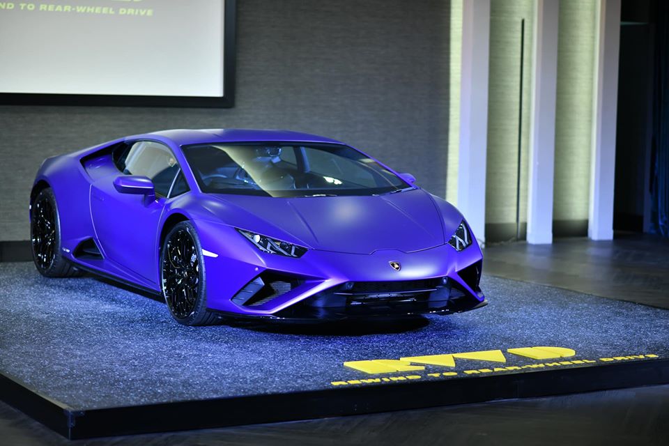 Buổi ra mắt n&agrave;y hạn chế c&aacute;c kh&aacute;ch mời đến xem xe v&agrave; được nh&agrave; ph&acirc;n phối si&ecirc;u xe Lamborghini ch&iacute;nh h&atilde;ng ở Th&aacute;i Lan l&agrave; Renazzo Motor tổ chức livestream trực tiếp tr&ecirc;n mạng x&atilde; hội. Chiếc si&ecirc;u xe Lamborghini Huracan EVO dẫn động cầu sau đầu ti&ecirc;n đến Th&aacute;i Lan c&oacute; m&agrave;u sơn xanh v&agrave; l&agrave; phi&ecirc;n bản tay l&aacute;i nghịch, đ&uacute;ng với giao th&ocirc;ng tại đ&acirc;y.