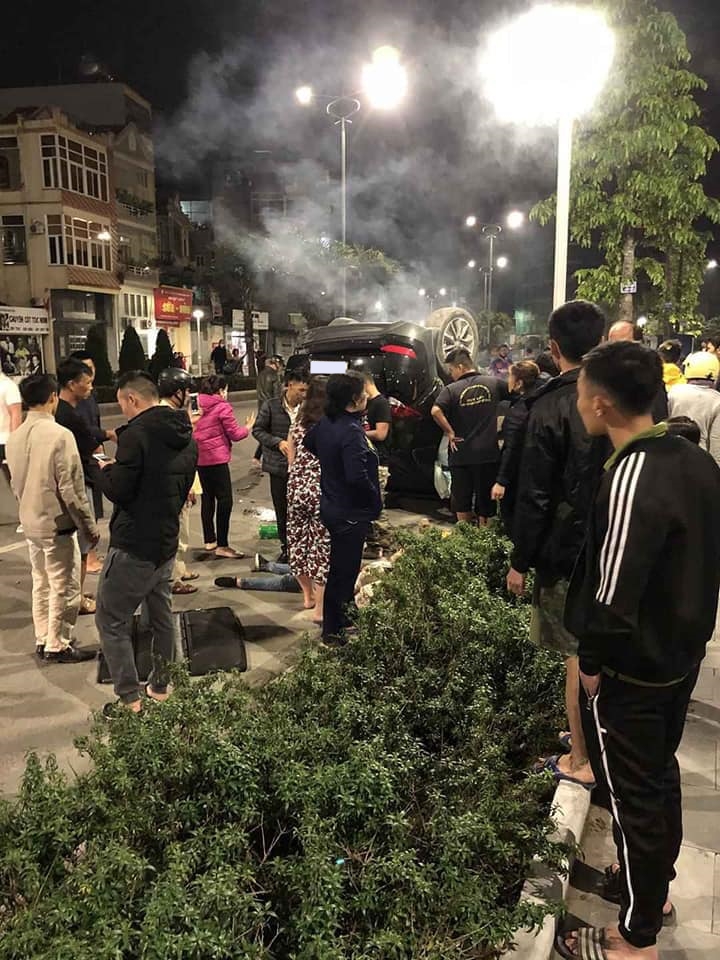 Người d&acirc;n tụ tập đứng xem vụ tai nạn nhưng kh&ocirc;ng mang khẩu trang
