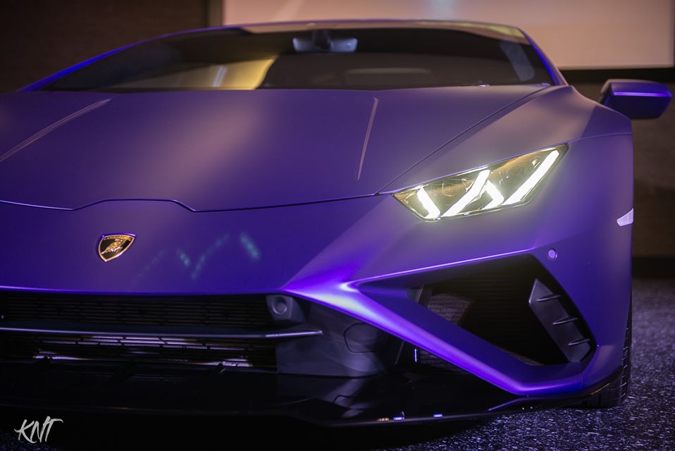 Cản va trước của si&ecirc;u xe Lamborghini Huracan EVO bản dẫn động cầu sau kh&ocirc;ng c&oacute; đường chia gi&oacute; g&oacute;c cạnh như bản dẫn động 4 b&aacute;nh, thay v&agrave;o đ&oacute;, xe chỉ c&oacute; th&ecirc;m tấm ốp hai b&ecirc;n hốc gi&oacute;, phần hốc gi&oacute; trước cũng được t&iacute;ch hợp th&ecirc;m một thanh ngang ở ch&iacute;nh giữa. 
