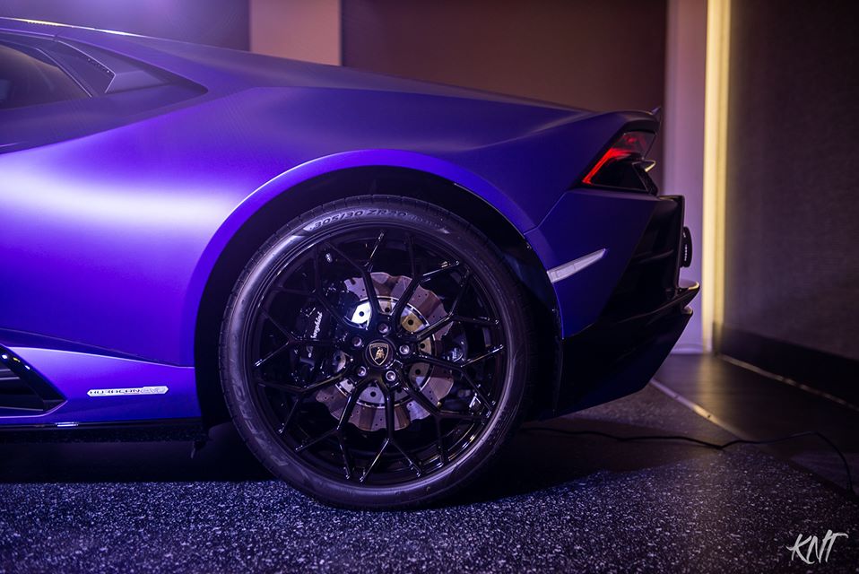 Ở tr&ecirc;n Lamborghini Huracan EVO bản dẫn động cầu sau cũng nhận được bộ m&acirc;m Kari ho&agrave;n to&agrave;n mới, c&oacute; trong k&iacute;ch thước 19 v&agrave; 20 inch, kết hợp c&ugrave;ng sắc v&agrave;ng Giallo Belenus được thửa ri&ecirc;ng.