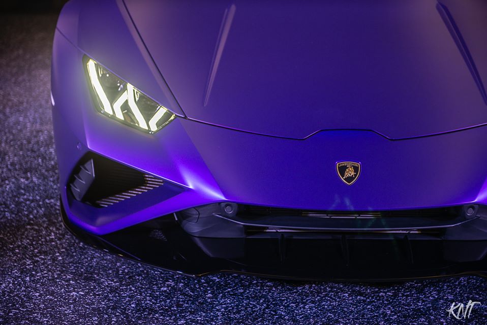 Nhưng so với Lamborghini Huracan dẫn động cầu sau, Lamborghini Huracan EVO RWD đ&atilde; được tăng c&ocirc;ng suất hơn 30 con ngựa. Sức mạnh vẫn được truyền đến b&aacute;nh sau th&ocirc;ng qua hộp số tự động ly hợp k&eacute;p 7 cấp, nhờ đ&oacute;, Lamborghini Huracan EVO dẫn động cầu sau c&oacute; thể tăng tốc từ vị tr&iacute; xuất ph&aacute;t l&ecirc;n 100 km/h trong thời gian 3,2 gi&acirc;y trước khi đạt tốc độ tối đa 325 km/h. Đi c&ugrave;ng với sự n&acirc;ng cấp sức mạnh l&agrave; một hệ thống kiểm so&aacute;t lực k&eacute;o thể thao (Performance Traction Control System &ndash; P-TCS) ho&agrave;n to&agrave;n mới.