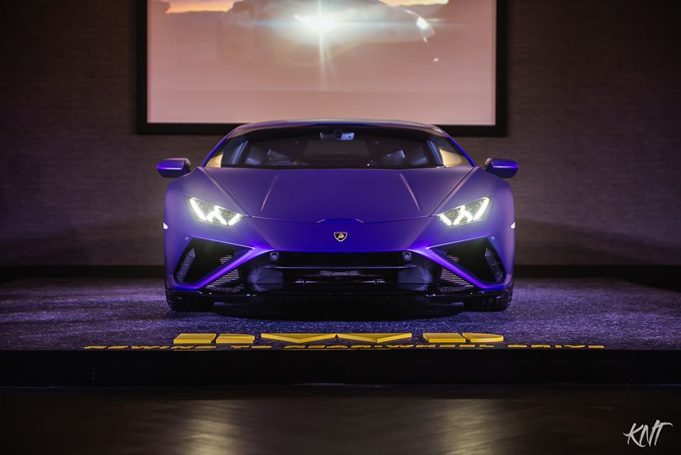Gi&aacute; xe Lamborghini Huracan EVO dẫn động cầu sau bắt đầu tại Th&aacute;i Lan từ con số 19,8 triệu Baht, tương đương l&agrave; 14,1 tỷ đồng. Mức gi&aacute; n&agrave;y rẻ hơn khoảng 3,5 tỷ đồng so với gi&aacute; xe Lamborghini Huracan EVO ch&iacute;nh h&atilde;ng đang b&aacute;n tại Th&aacute;i Lan l&agrave; 24,59 triệu Baht, tương đương 17,6 tỷ đồng.