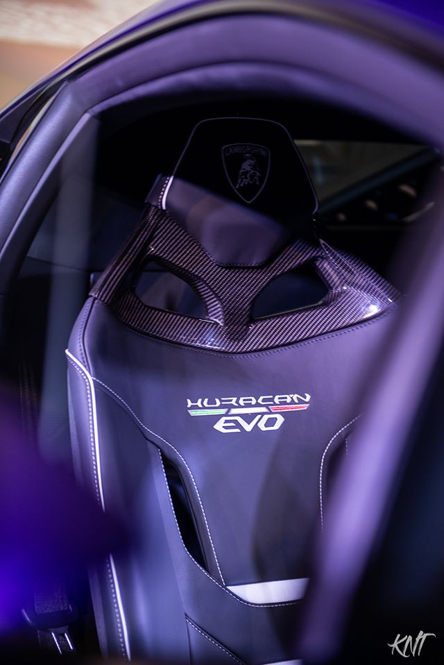 Nội thất b&ecirc;n trong kh&ocirc;ng c&oacute; g&igrave; thay đổi so với Huracan EVO với m&agrave;n h&igrave;nh cảm ứng trung t&acirc;m k&iacute;ch thước 8,4 inch. Tất nhi&ecirc;n, điểm thay đổi đ&aacute;ng ch&uacute; &yacute; nhất của Lamborghini Huracan EVO RWD so với những chiếc dẫn động 4 b&aacute;nh c&ograve;n đến từ khối động cơ V10, h&uacute;t kh&iacute; tự nhi&ecirc;n, dung t&iacute;ch 5.2 l&iacute;t được sửa đổi c&ocirc;ng suất. 