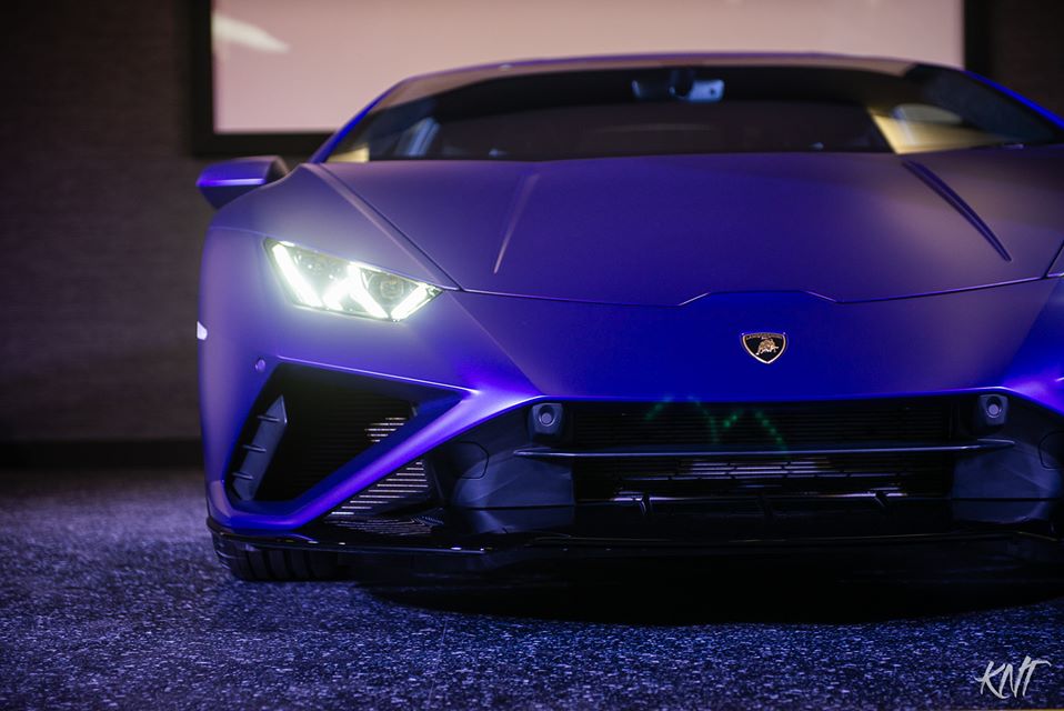 Về ngoại h&igrave;nh, Lamborghini Huracan EVO bản dẫn động cầu sau c&oacute; thiết kế rất ri&ecirc;ng v&agrave; kh&ocirc;ng kh&oacute; để ph&acirc;n biệt sản phẩm n&agrave;y với đ&agrave;n anh l&agrave; Lamborghini Huracan LP580-2 hay bản dẫn động 4 b&aacute;nh Lamborghini Huracan EVO.