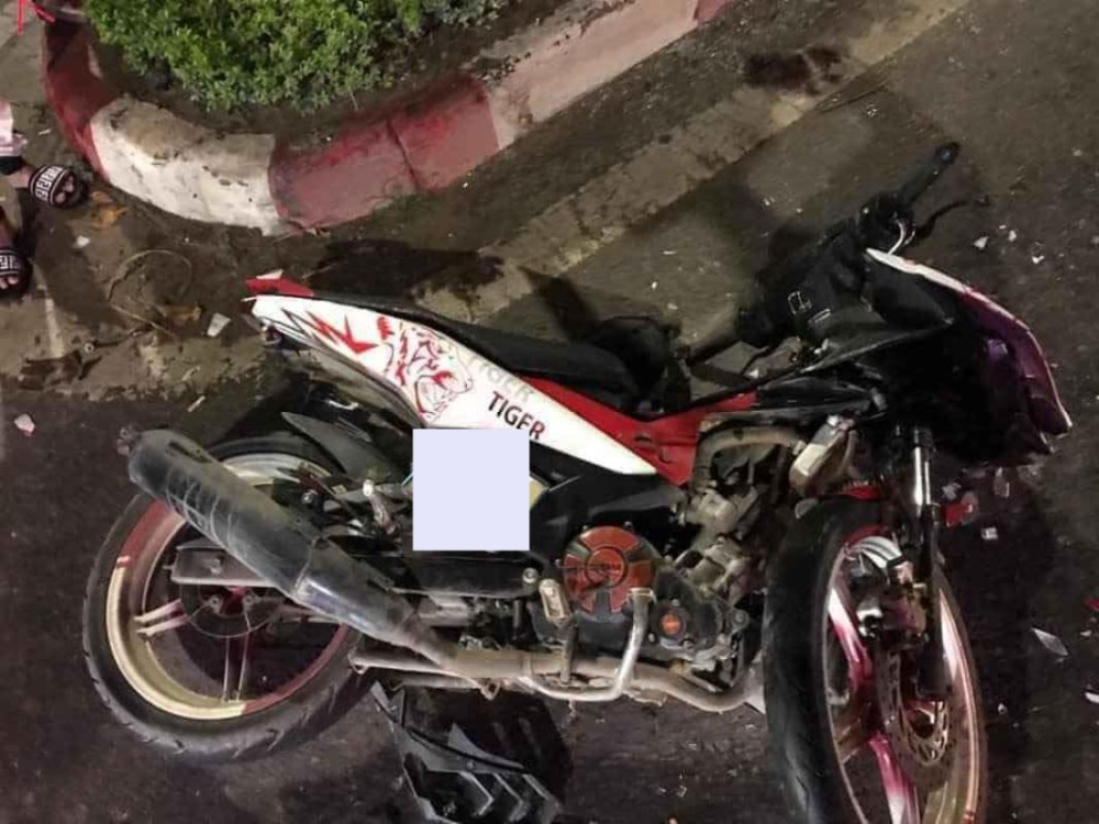 Chiếc xe máy hư hỏng khá nặng sau tai nạn
