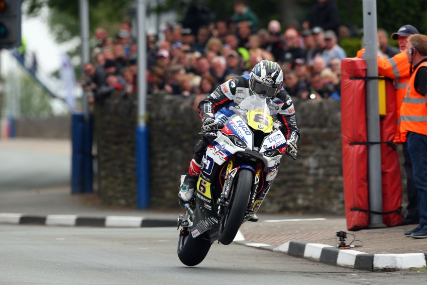 Isle of Man TT l&agrave; giải đua m&ocirc; t&ocirc; nguy hiểm nhất tr&ecirc;n thế giới với tỷ lệ tử vong 1 tay đua mỗi năm