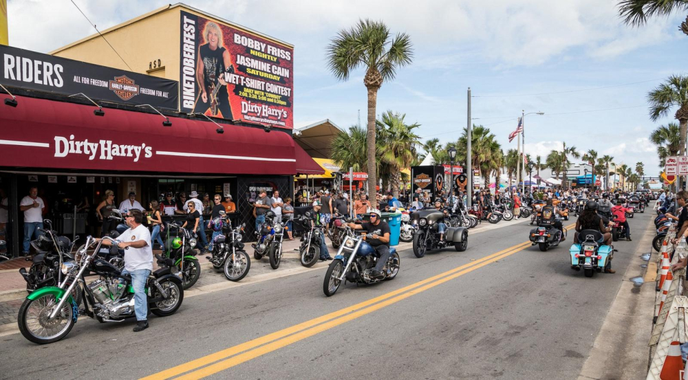 Nhiều biker bỏ ngoài tai các cảnh báo về Covid-19 và tiếp tục tham gia sự kiện