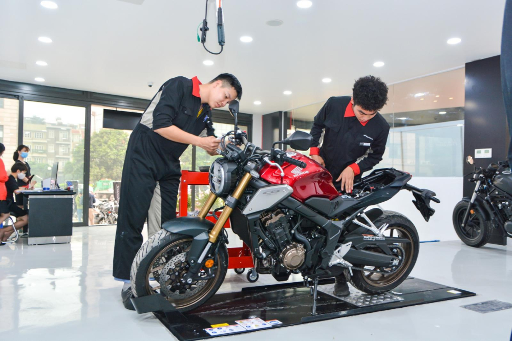 Ngoài việc bảo dưỡng, bảo trì, cửa hàng còn cung ứng các loại phụ kiện phục vụ nhu cầu “độ xe” của các biker Ngoài việc bảo dưỡng, bảo trì, cửa hàng còn cung ứng các loại phụ kiện phục vụ nhu cầu “độ xe” của các biker