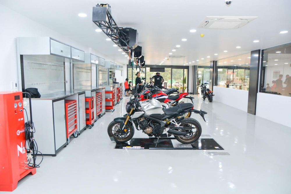 Showroom có khu vực dịch vụ với các thiết bị kỹ thuật đáp ứng các tiêu chuẩn kỹ thuật khắt khe của hãng xe Nhật Showroom có khu vực dịch vụ với các thiết bị kỹ thuật đáp ứng các tiêu chuẩn kỹ thuật khắt khe của hãng xe Nhật