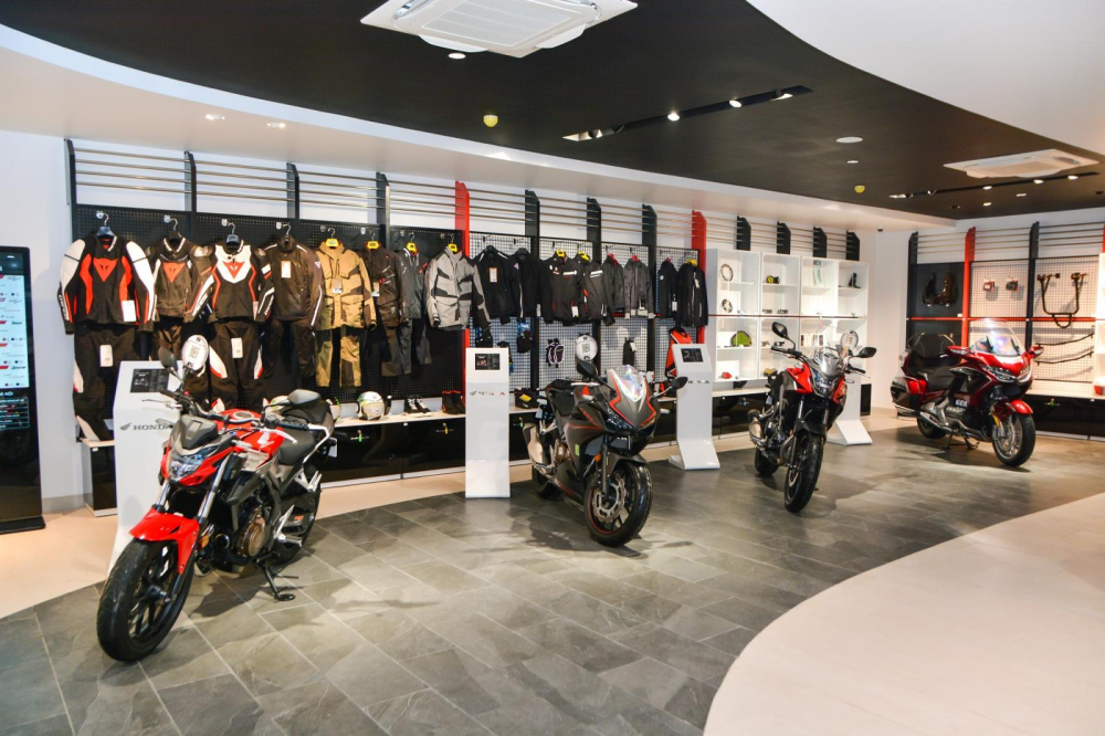 Showroom Honda Doanh Thu hiện đang trưng bày và phân phối tất cả dòng phân khối lớn của Honda tại Việt Nam Showroom Honda Doanh Thu hiện đang trưng bày và phân phối tất cả dòng phân khối lớn của Honda tại Việt Nam