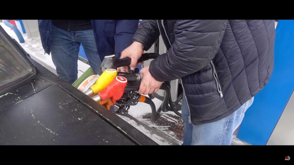 Hỗn hợp đổ v&agrave;o b&igrave;nh nhi&ecirc;n liệu của xe gồm 4 loại xăng kh&aacute;c nhau v&agrave; dầu diesel