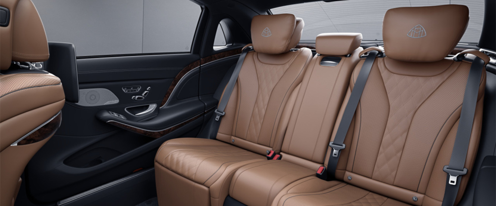 Logo Maybach ở tựa đầu ghế