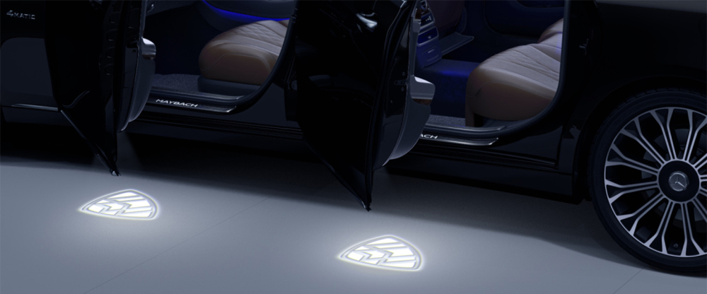 Đ&egrave;n chờ dẫn đường với logo Maybach