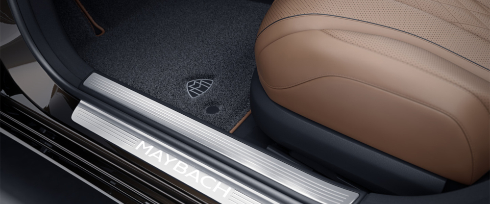 Logo Maybach c&ograve;n xuất hiện tr&ecirc;n thảm s&agrave;n