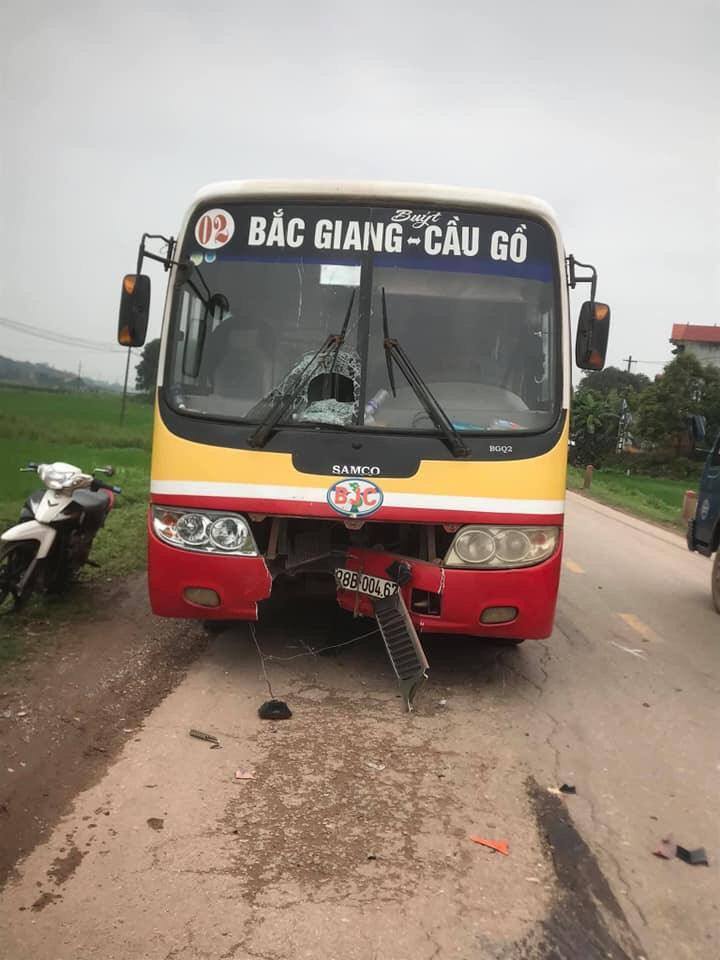 Chiếc xe bu&yacute;t bị thủng một lỗ lớn tr&ecirc;n k&iacute;nh l&aacute;i