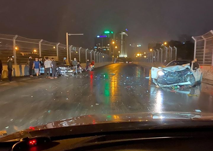 Hiện trường vụ tai nạn của 2 chiếc &ocirc; t&ocirc; tại đường đua F1 ở H&agrave; Nội