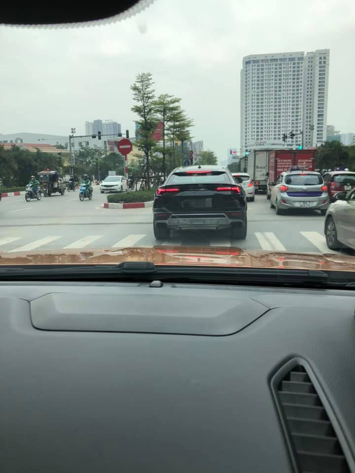 Lamborghini Urus của Dương Kon dạo phố Hà Nội giữa mùa dịch Covid-19 căng như dây đàn