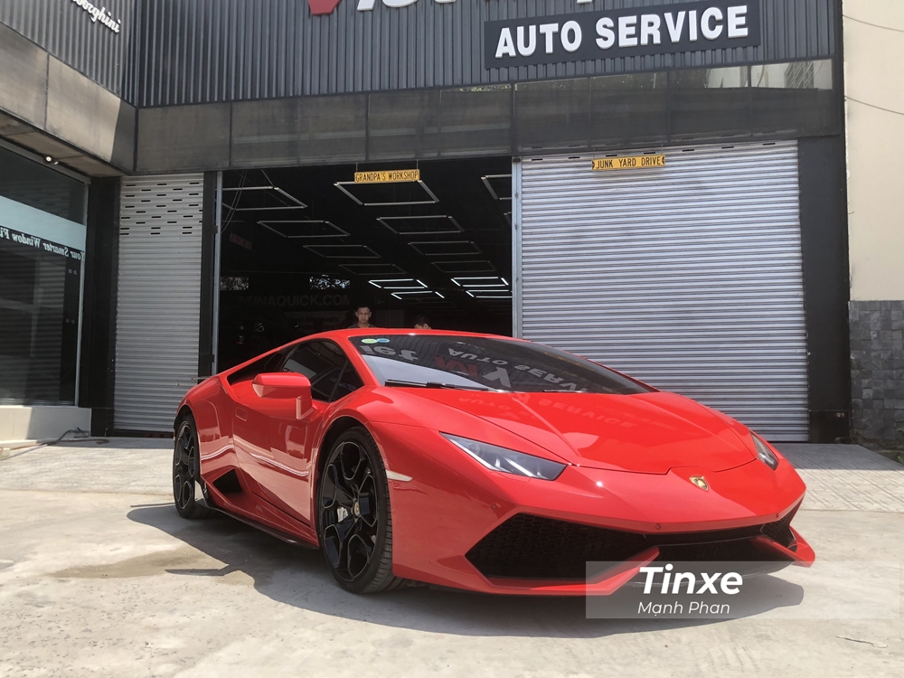  G&oacute;i độ Vorsteiner n&agrave;y ban đầu c&ograve;n mang đến cho si&ecirc;u xe Lamborghini Huracan LP610-4 c&aacute;nh lướt gi&oacute; ph&iacute;a trước bằng carbon rất hầm hố v&agrave; c&aacute; t&iacute;nh. Nhưng chiếc xe hiện tại đ&atilde; được th&aacute;o bỏ chi tiết n&agrave;y.
