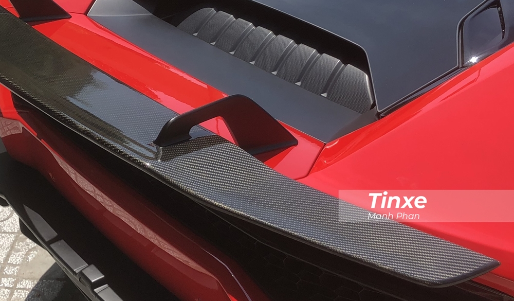  Chưa hết, chiếc si&ecirc;u xe Lamborghini Huracan LP610-4 m&agrave;u xanh cốm mới được thợ Việt thay đổi m&agrave;u sơn ngoại thất sang đỏ nổi bật c&ograve;n c&oacute; c&aacute;nh gi&oacute; đu&ocirc;i cố định bằng carbon của bản độ Vorsteiner.